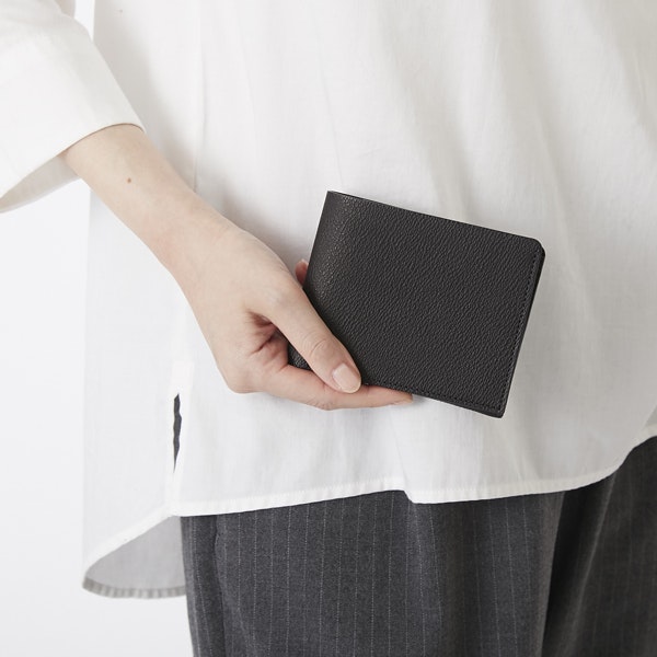 sugata/二つ折り財布 - コインもカードも平らに収める、グッドデザインの薄財布