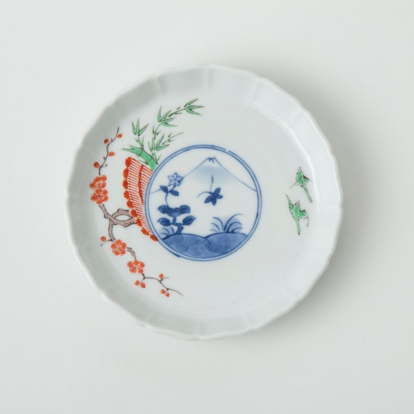 与山窯 桔梗渕4.5寸皿 染錦梅にうぐいす富士山図 -ハレの日の席を彩り豊かに演出する、伝統的なモチーフが美しい4.5寸皿 - スタイルストア