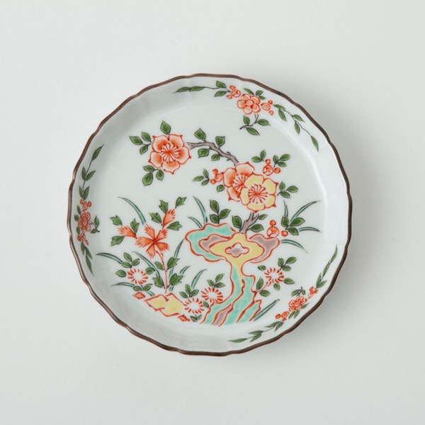 与山窯 桔梗渕4.5寸皿 南京赤絵 -ハレの日の席を彩り豊かに演出する、伝統的なモチーフが美しい4.5寸皿 - スタイルストア