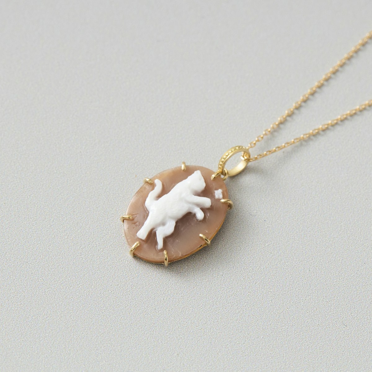 La mascotte cameo collection/猫と蝶 カメオペンダントトップ