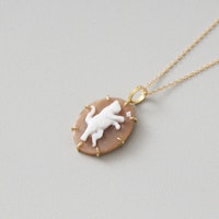 La mascotte cameo collection/猫と蝶 カメオペンダントトップ