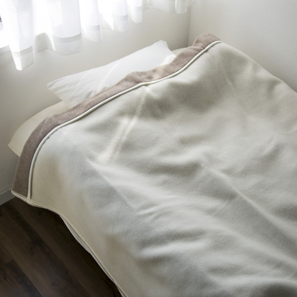 三井毛織/カシミヤとメリノウールのリバーシブルブランケット シングルサイズ - 極上の暖かさで気持ちよく眠れる、ワンランク上の毛布