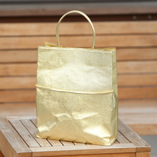 Vassel 紙袋型鞄 箔レザー - 柔らかくて軽い！紙袋に見えるレザーバッグ