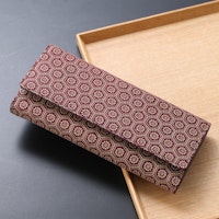 江戸三紅印傳/ボックス長財布 亀甲 ワインベージュ