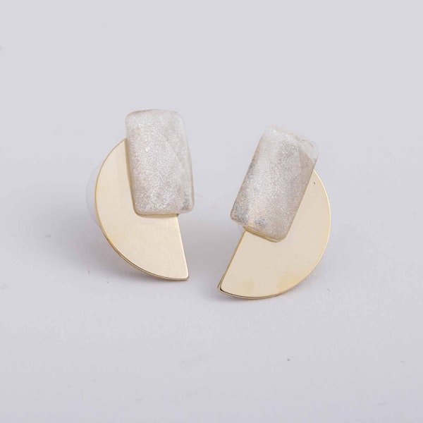 STELLA CIFFON/真鍮プレート半月アクリルピアス