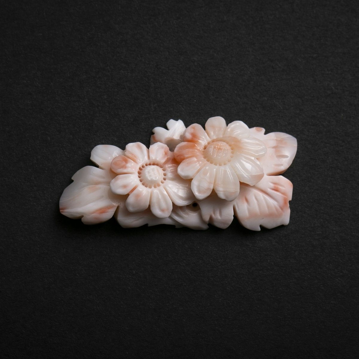 高知の珊瑚ブローチ小　小菊C