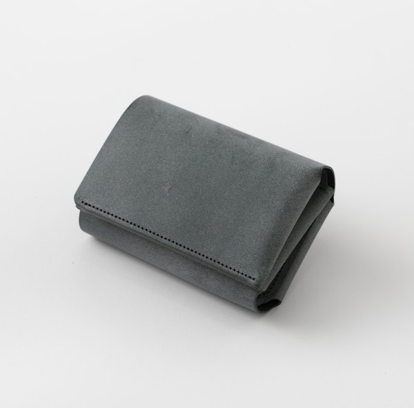 FABRIK/TRI-FOLD WALLET -コンパクトで型崩れしにくく、収納力も十分な